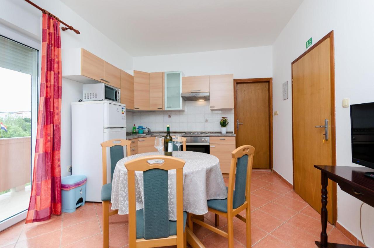 Apartments And Room Ljubica Lopar Exterior photo