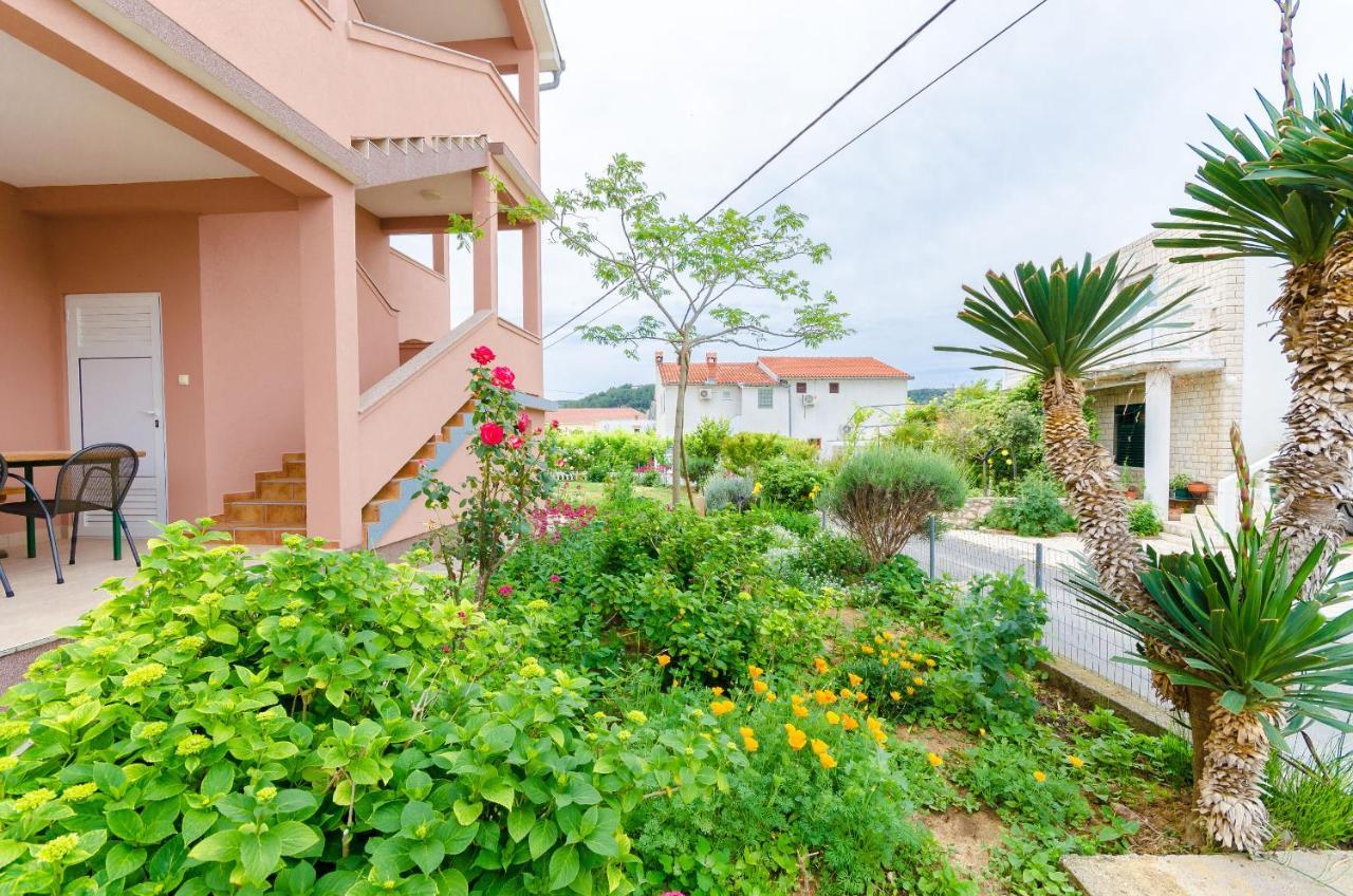 Apartments And Room Ljubica Lopar Exterior photo