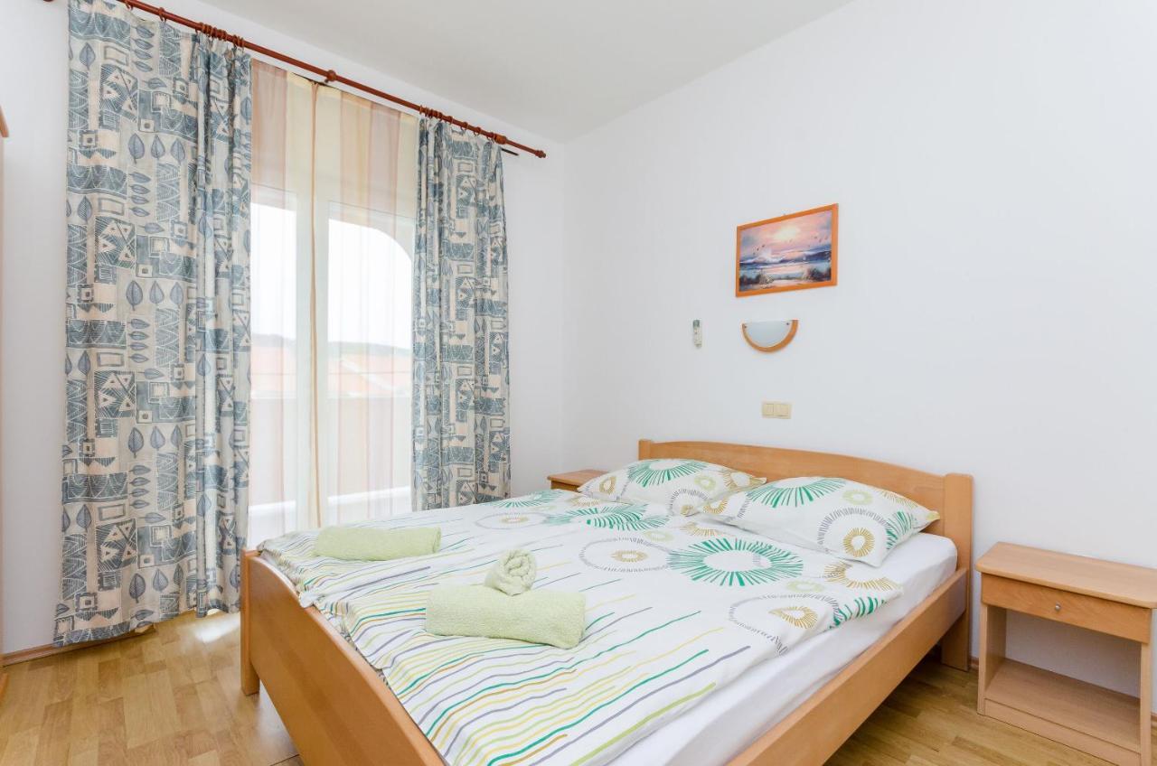 Apartments And Room Ljubica Lopar Exterior photo