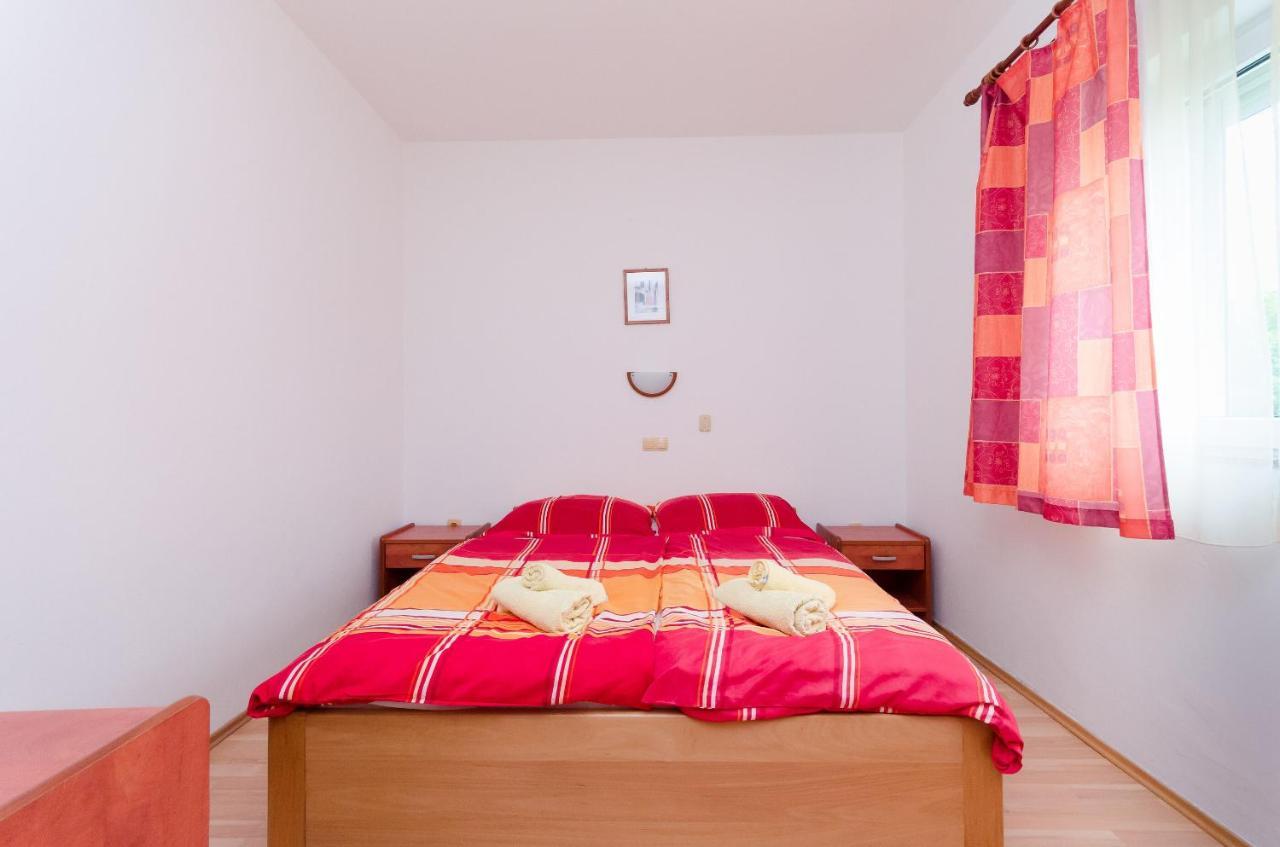 Apartments And Room Ljubica Lopar Exterior photo