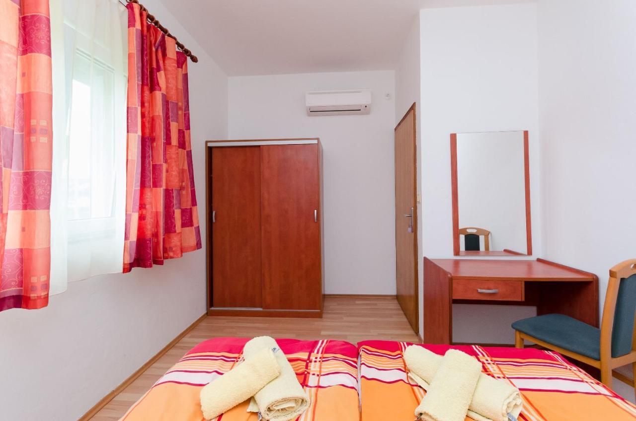 Apartments And Room Ljubica Lopar Exterior photo
